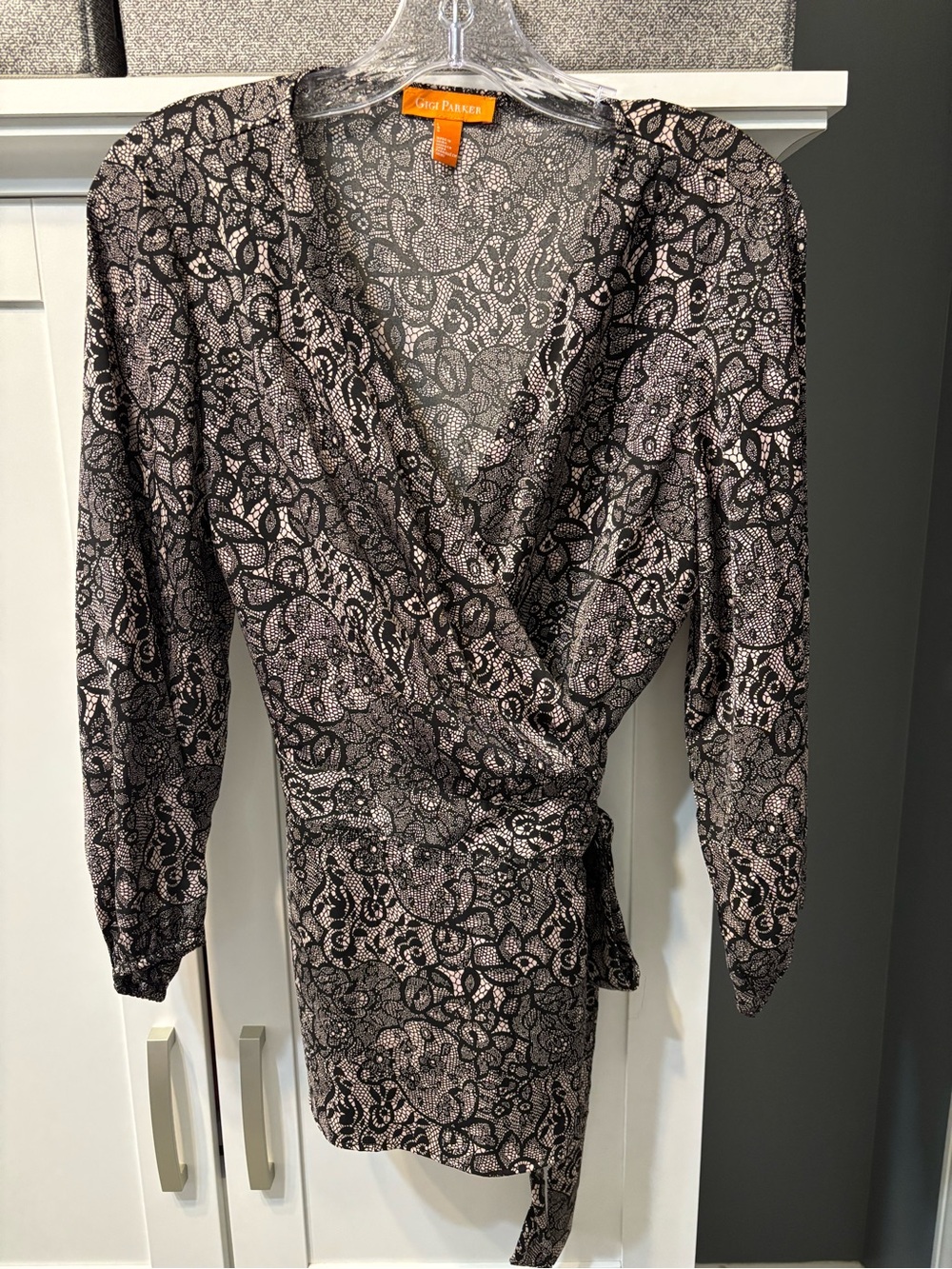 Gigi Parker Black White Lace Print Wrap Top V-Neck Long Sleeve L NWOT
